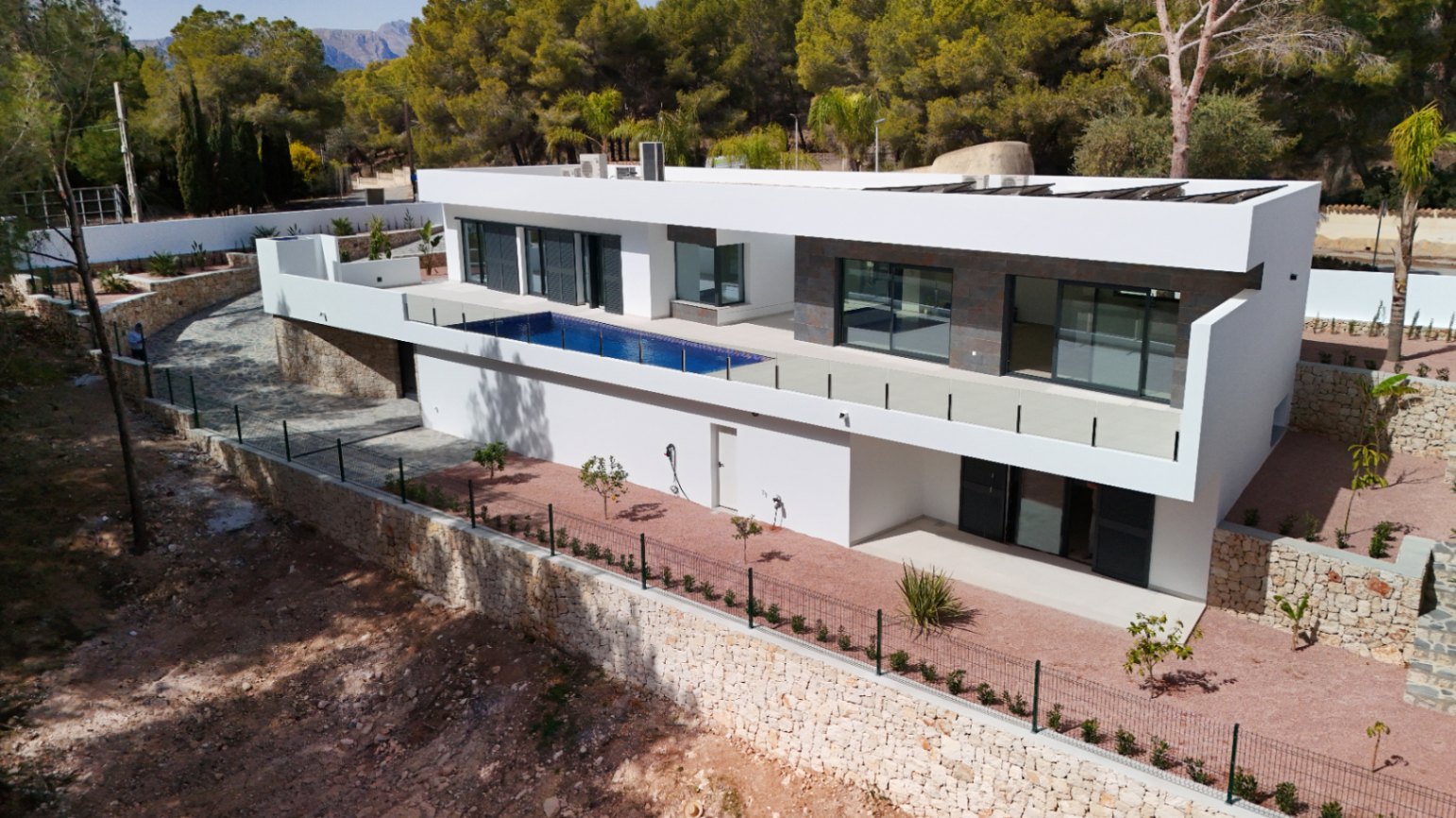Moderne gelijkvloerse villa in de buurt van de zee in Benissa Costa