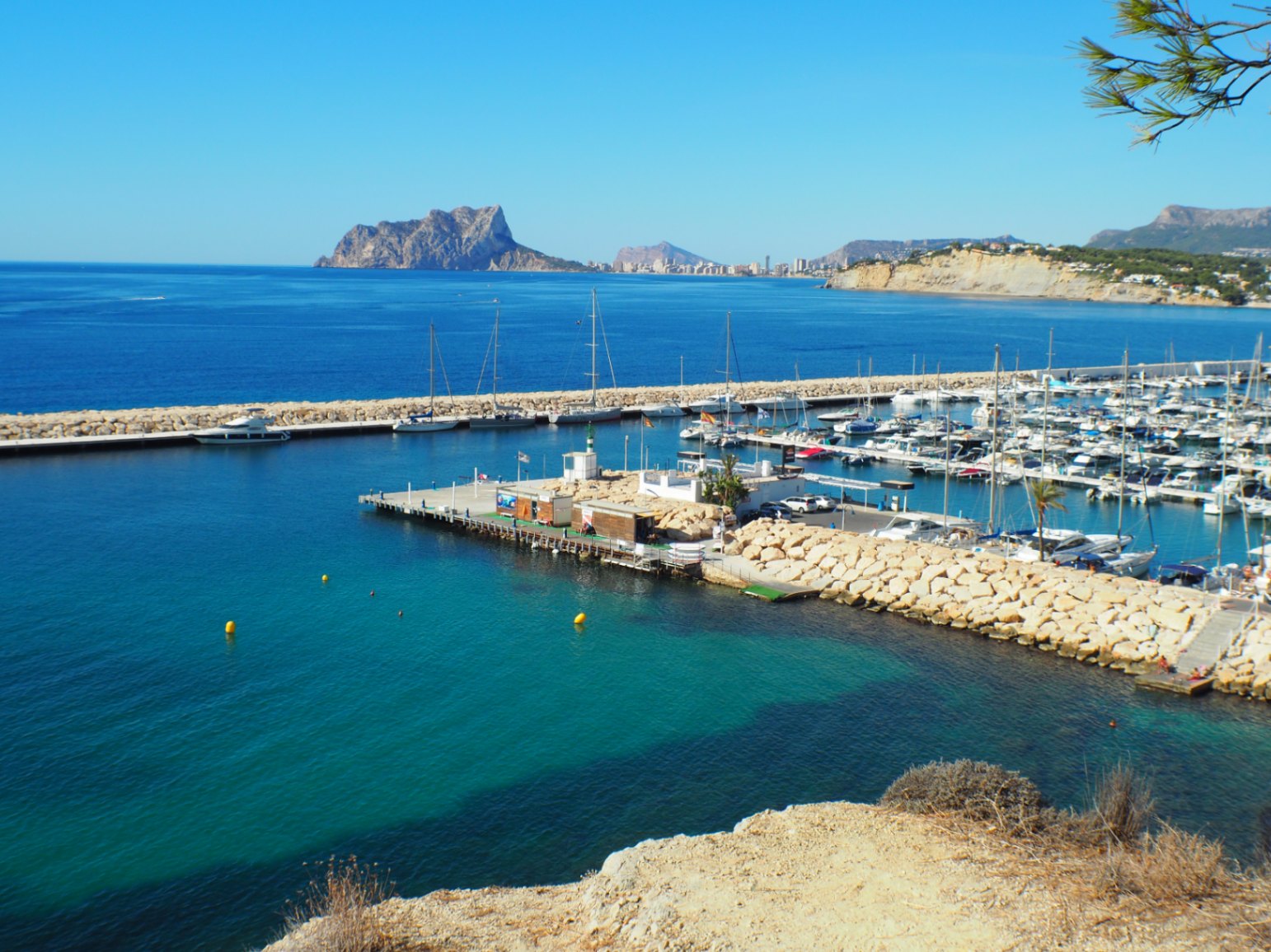 Moderne villa in Ibiza-stijl in Moraira met uitzicht op zee te koop