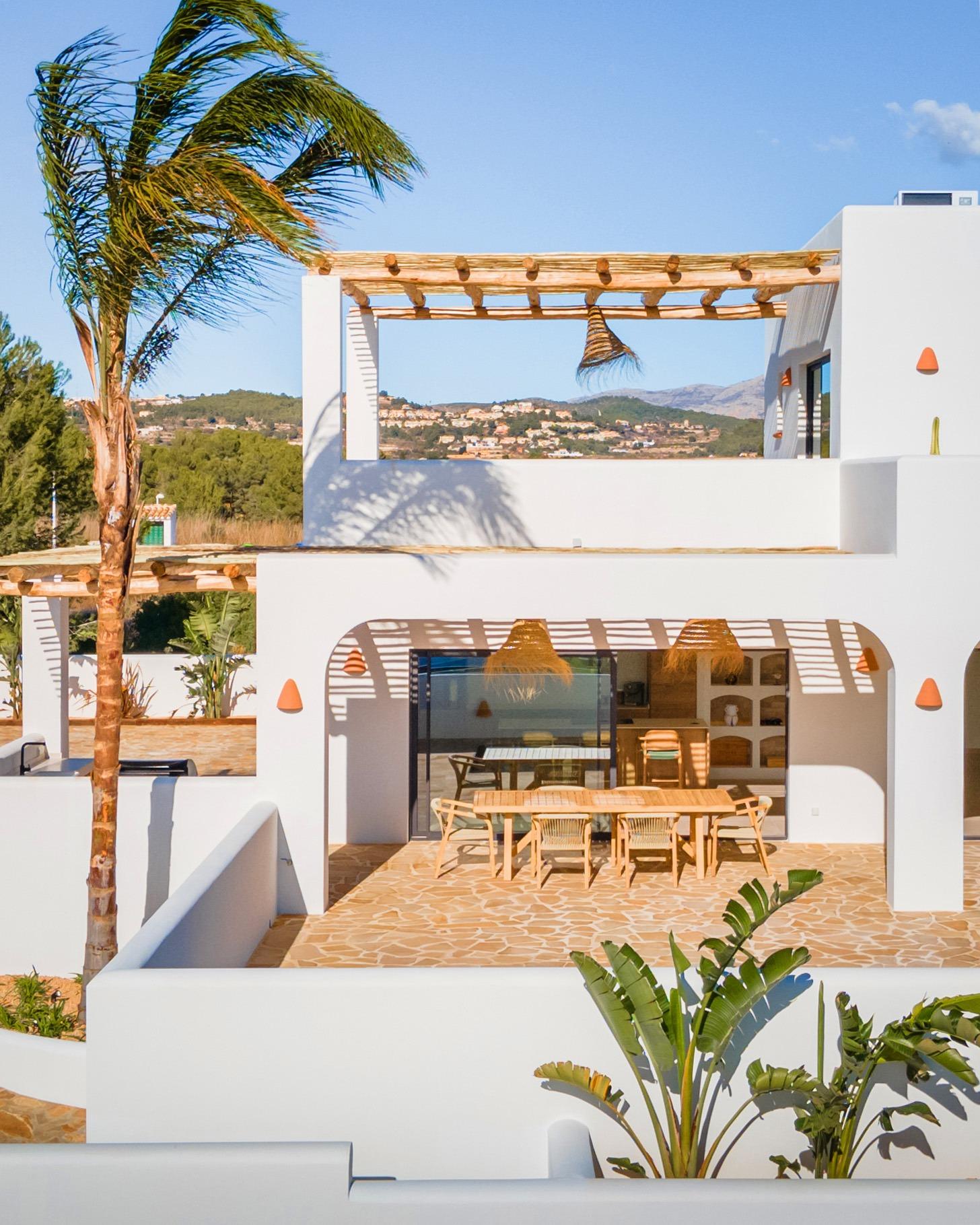 Moderne villa in Ibiza-stijl in Moraira met uitzicht op zee te koop