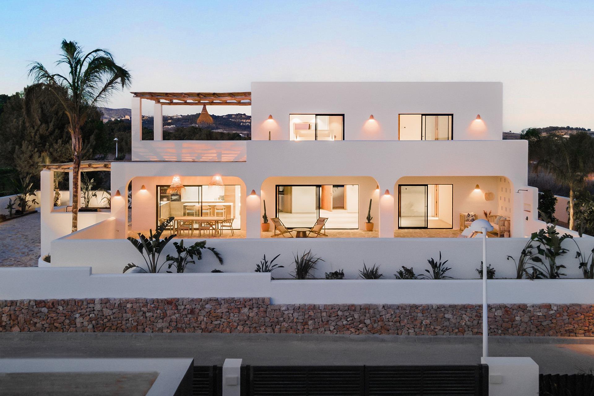 Villa moderna estilo ibiza en Moraira con vistas al mar a la venta