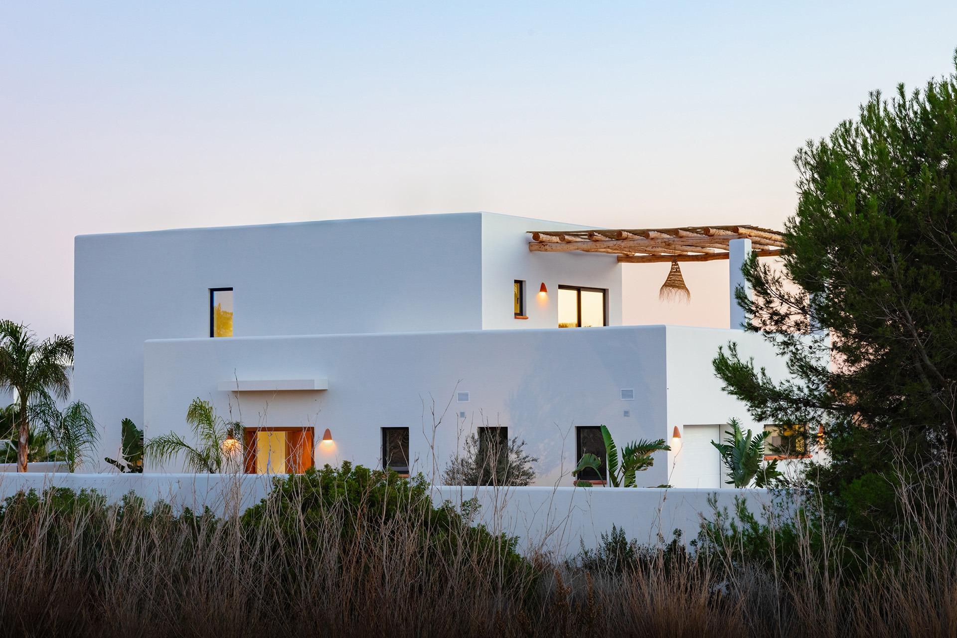 Moderne Villa im Ibiza-Stil in Moraira mit Meerblick zu verkaufen