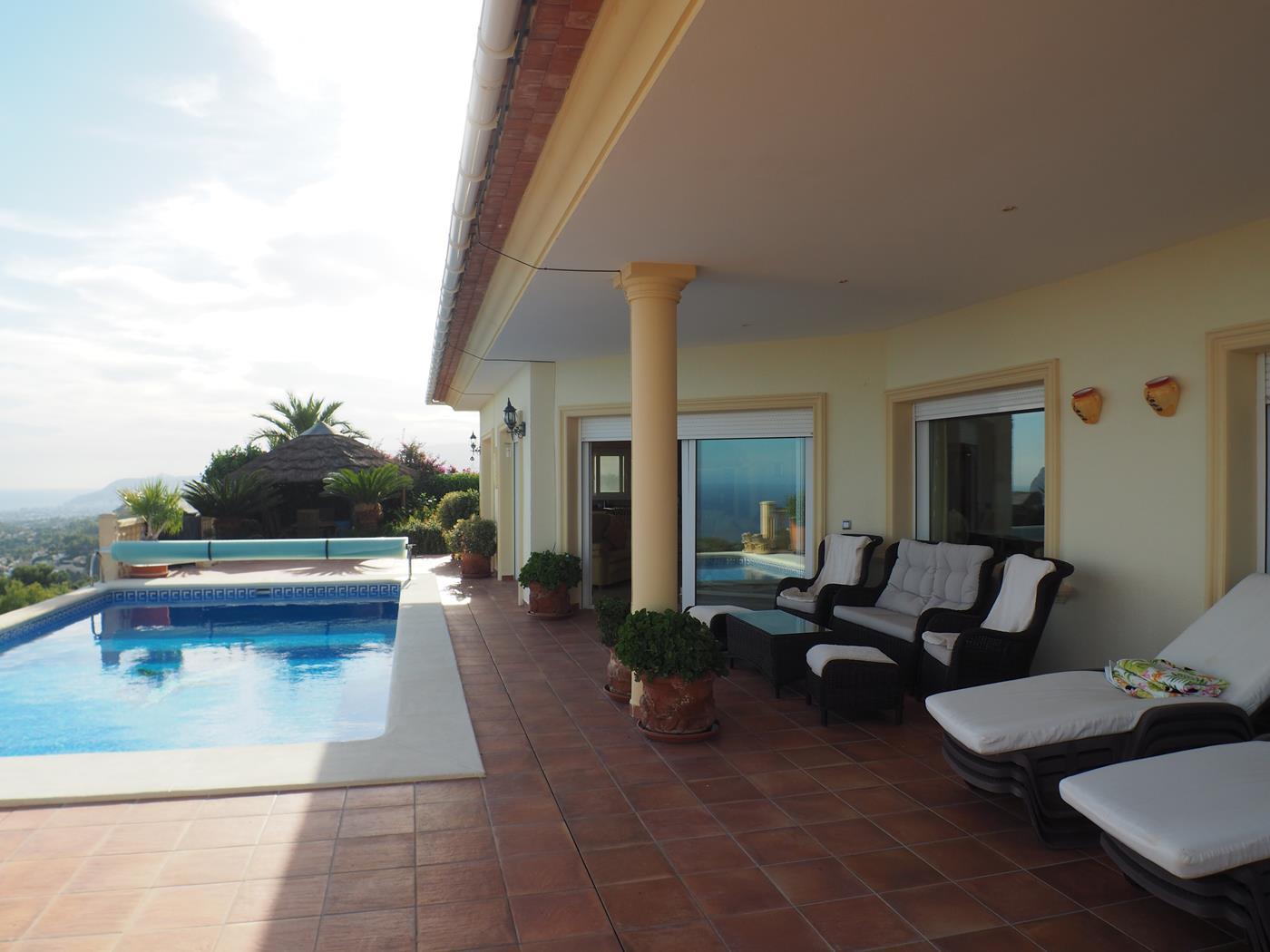 Villa de luxe de style classique à Moraira avec vue au mer