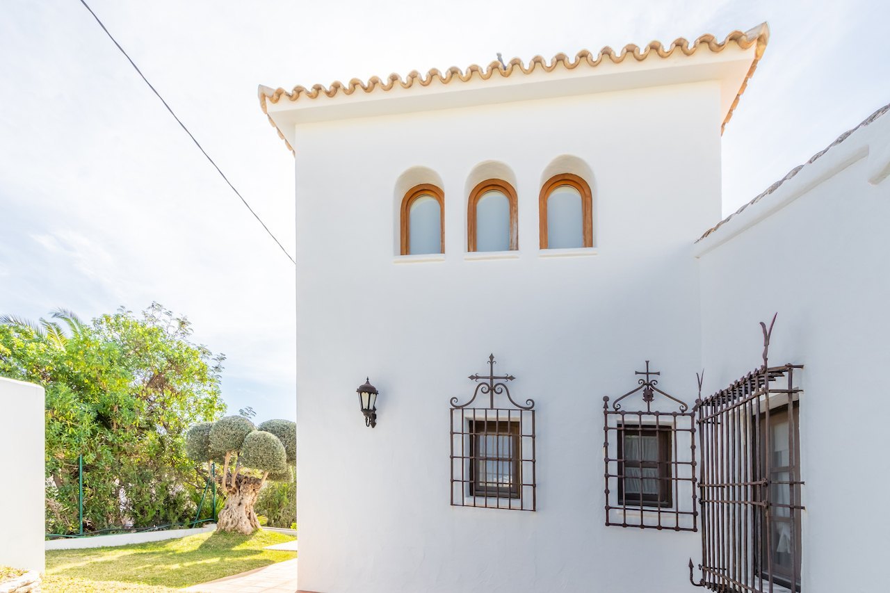 Villa preciosa en estilo ibicenco en Moraira con vistas al mar