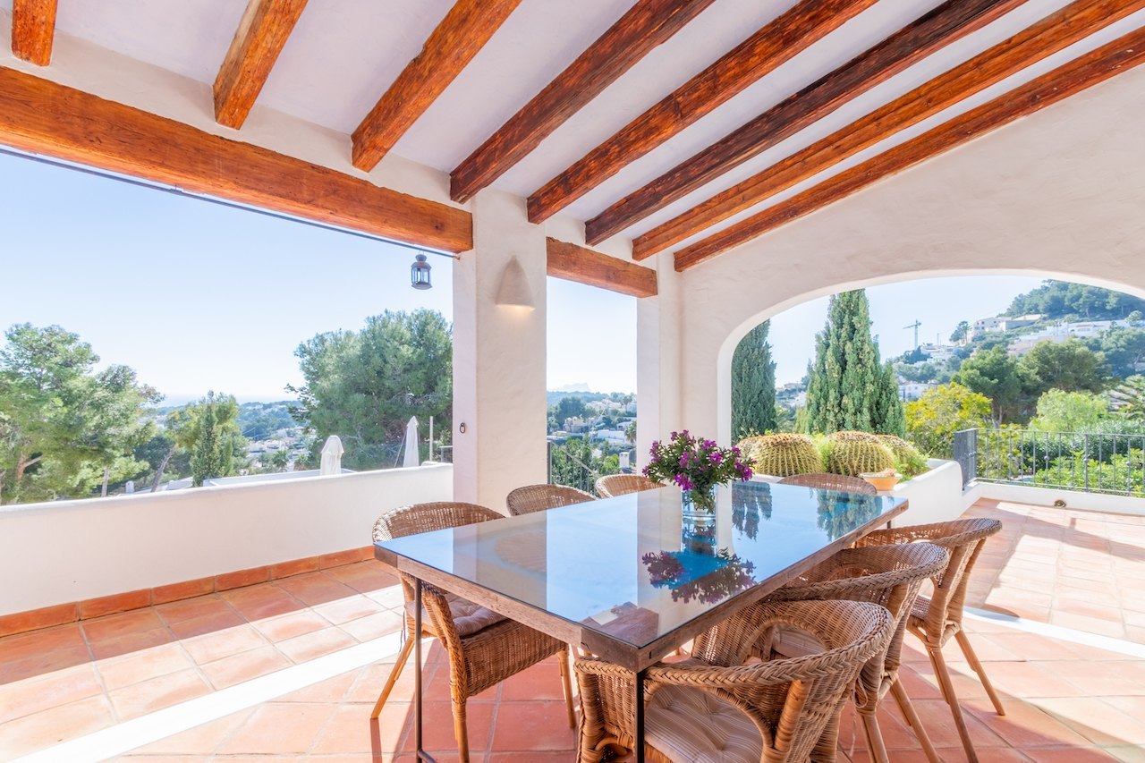 Prachtige villa in Ibiza-stijl in Moraira met uitzicht op zee
