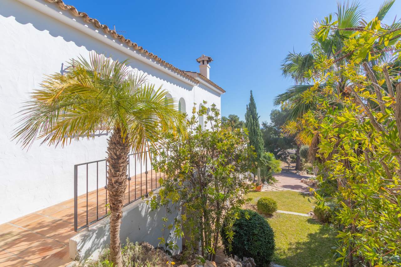 Beautiful villa in Ibizan style in Moraira with sea views