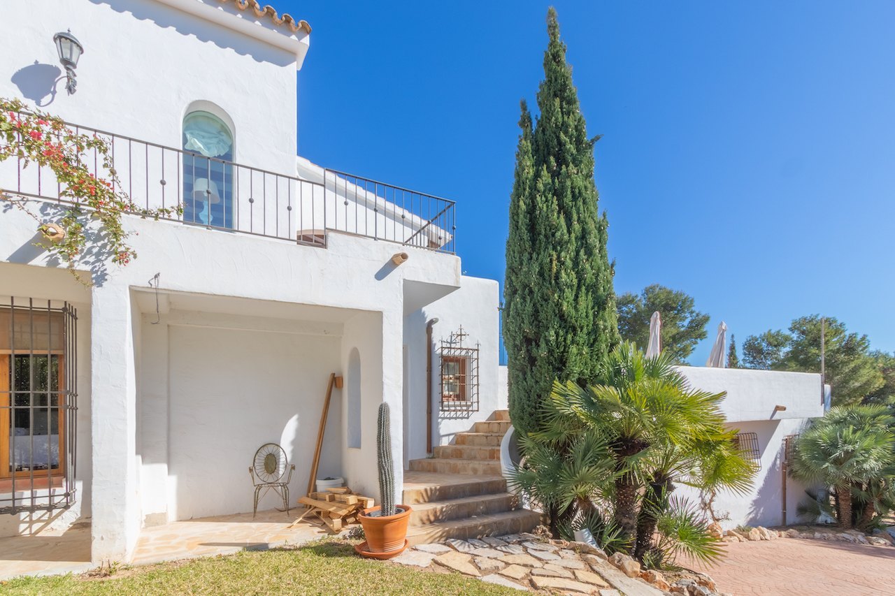 Beautiful villa in Ibizan style in Moraira with sea views