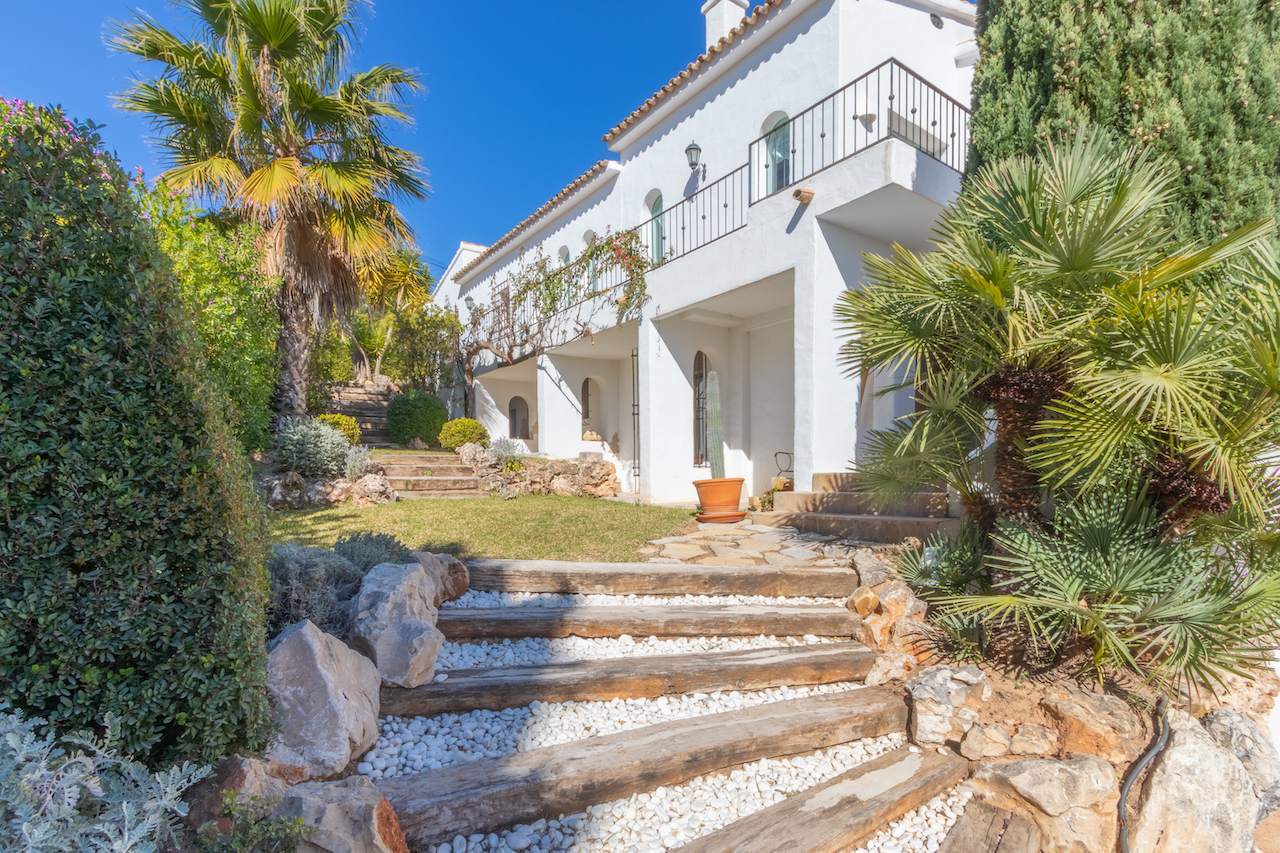 Villa preciosa en estilo ibicenco en Moraira con vistas al mar